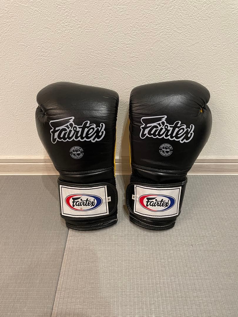 Fairtex ボクシンググローブ 16oz ブラック/イエロー