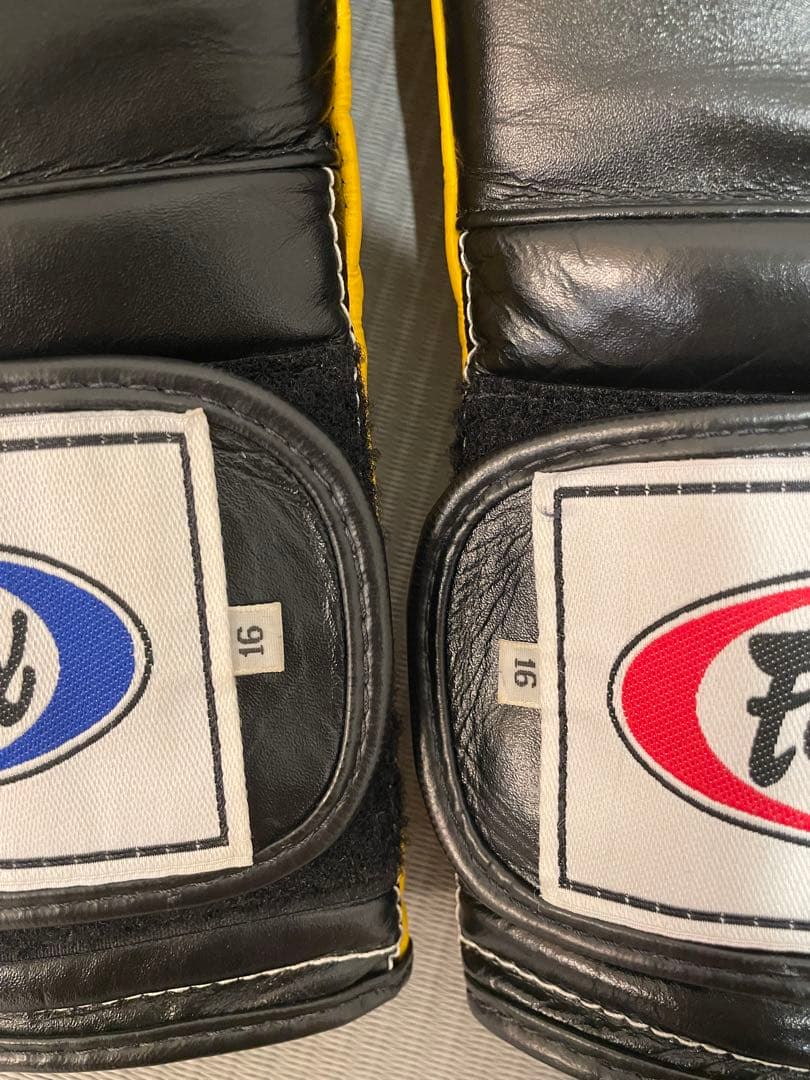 Fairtex ボクシンググローブ 16oz ブラック/イエロー
