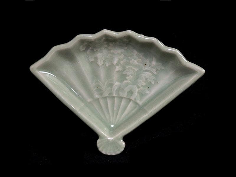 三田青磁　岩に菊の図　扇形手塩皿　C468AS-BZg