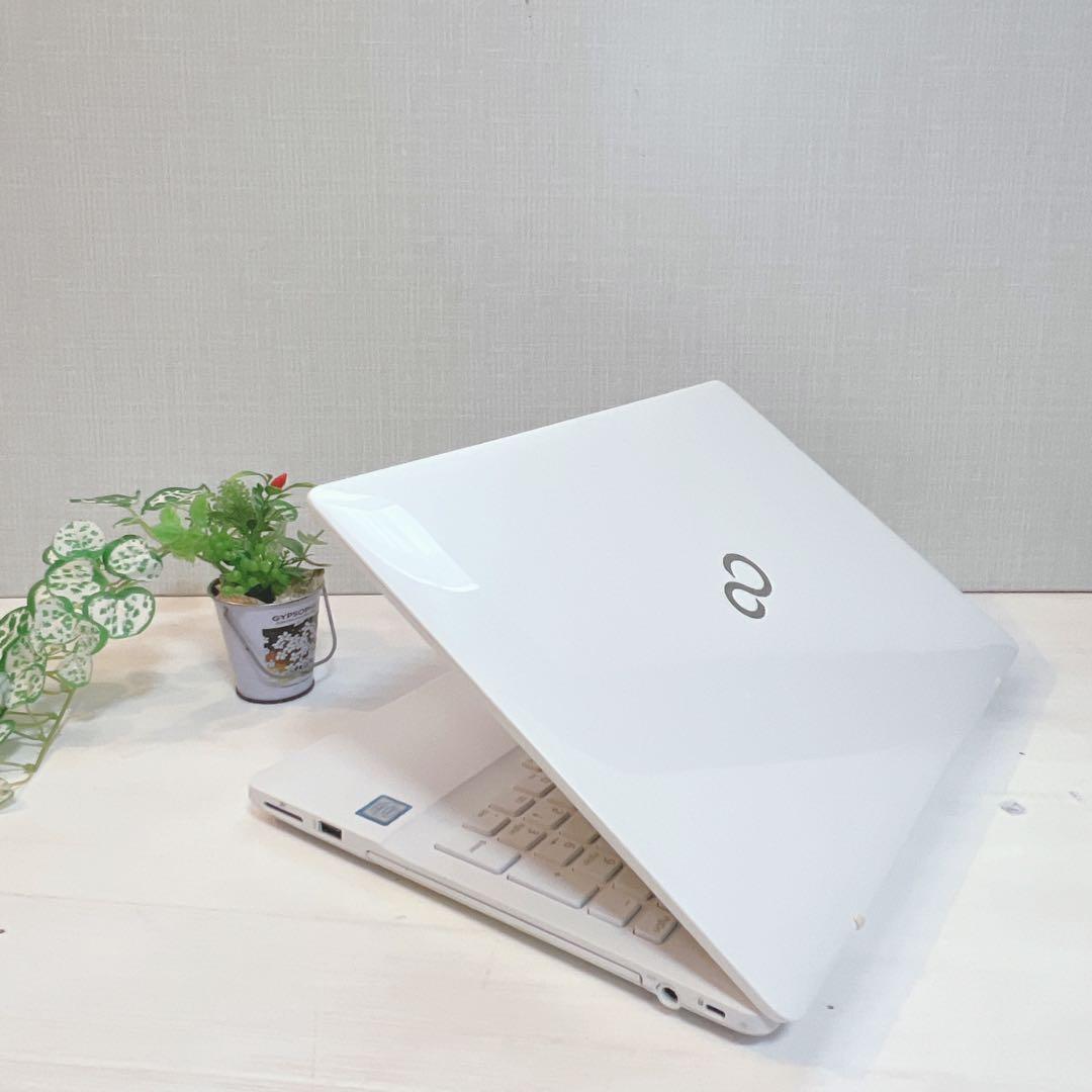 超美品、光沢白、高速SSD、7世帯i7、イラレ&オフィス2021、メモリ12G