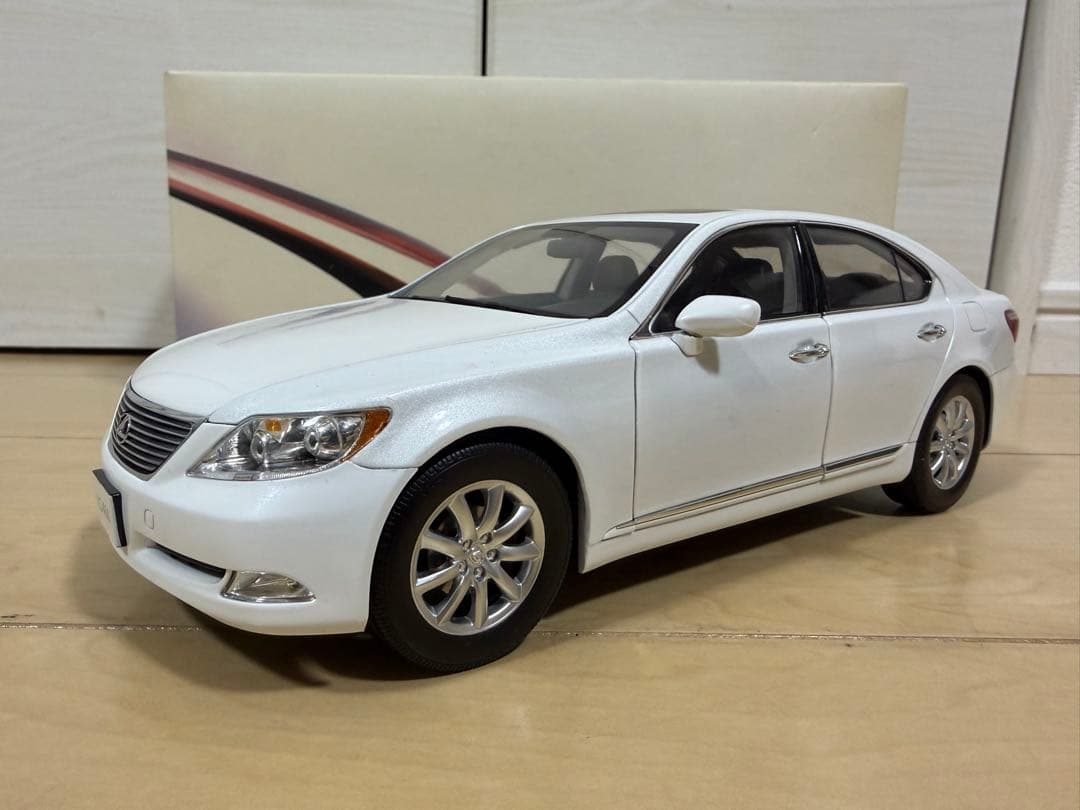 【希少】NOREV ノレブ 1/18 レクサス LS460 ミニカー