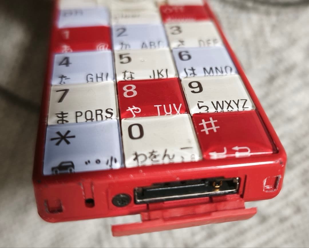 au INFOBAR（インフォバー）初代 錦鯉 ガラケー本体 携帯電話 充電器付