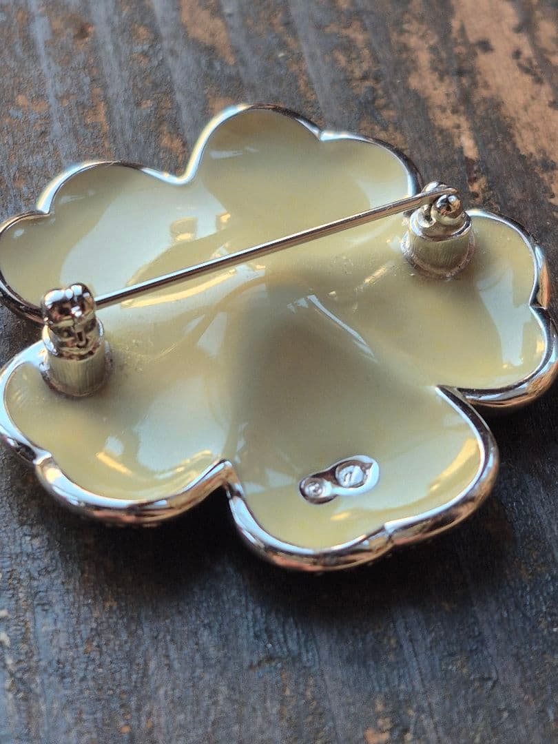 【SWAROVSKI / スワロフスキー】 フラワーモチーフ パヴェ ブローチ