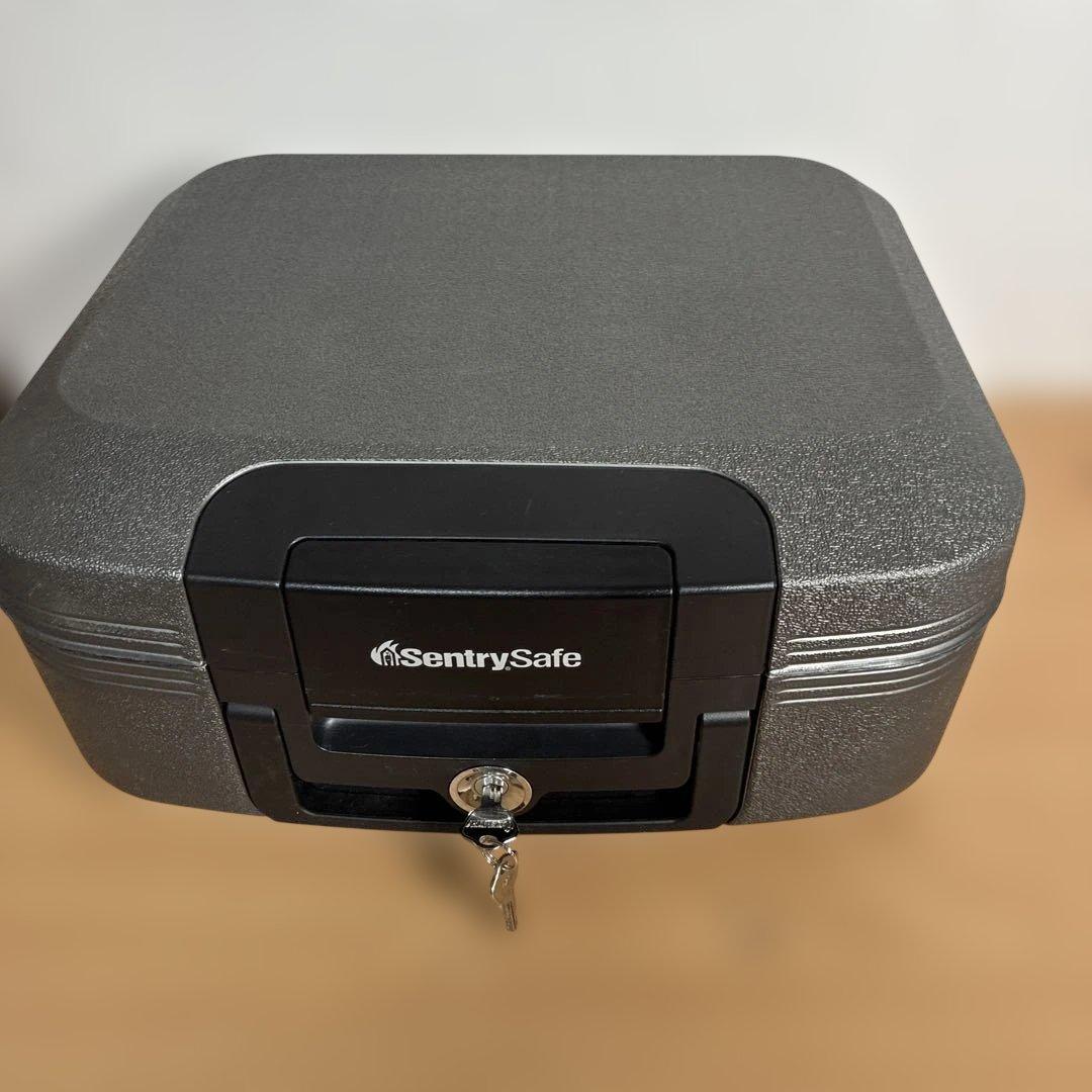 SentrySafe セキュリティケース 鍵２個付き　耐火 防水