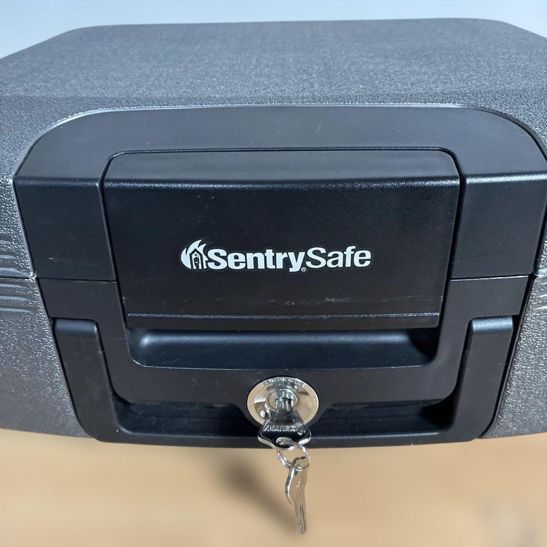 SentrySafe セキュリティケース 鍵２個付き　耐火 防水