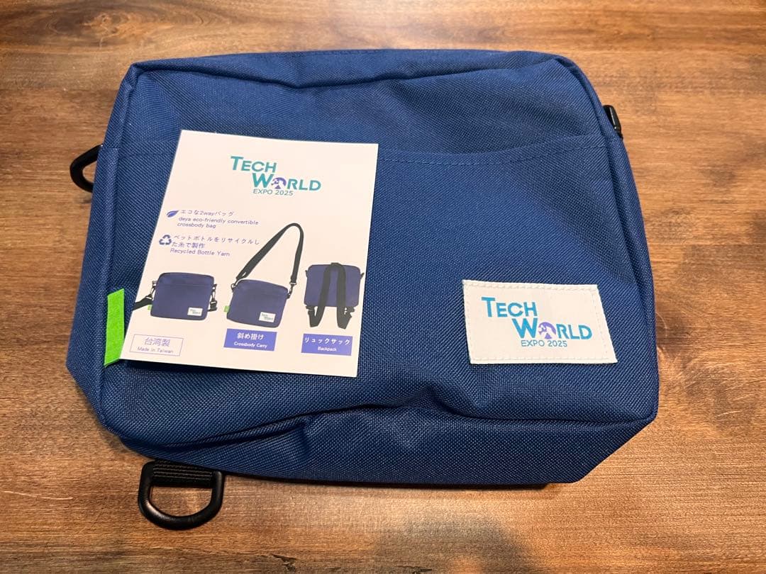 小*遊様 TECH WORLD EXPO 2025 ショルダーバッグとピンバッジ