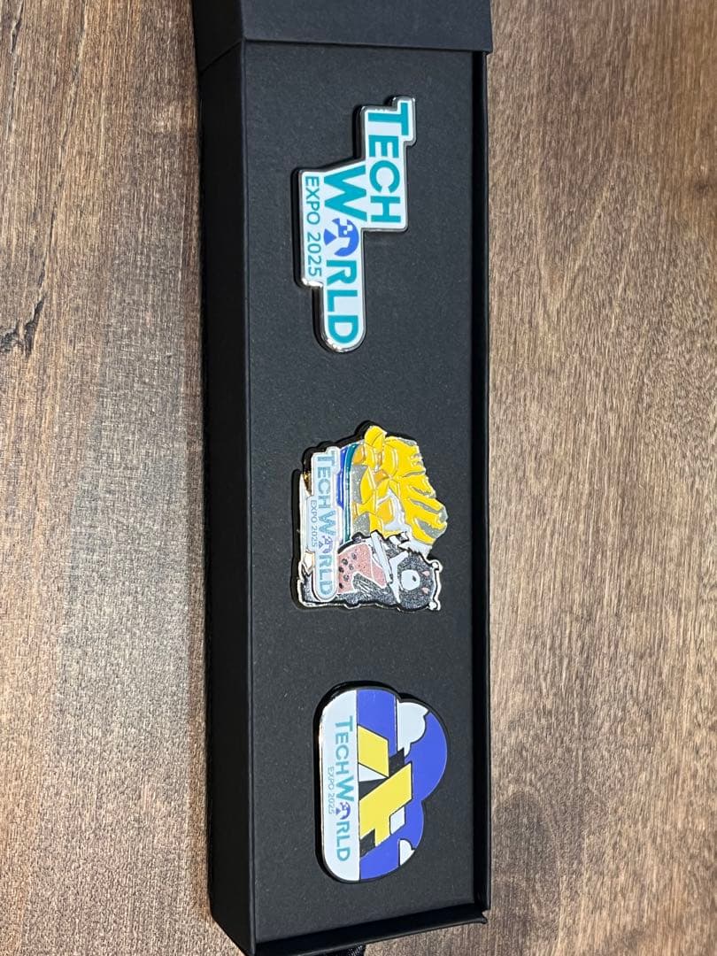 小*遊様 TECH WORLD EXPO 2025 ショルダーバッグとピンバッジ