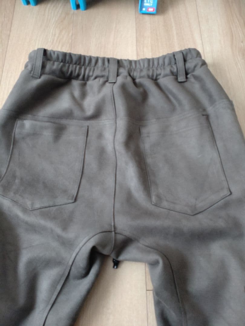 ミスチル桜井さん着用フランシストモークス　スエードサルエルパンツ