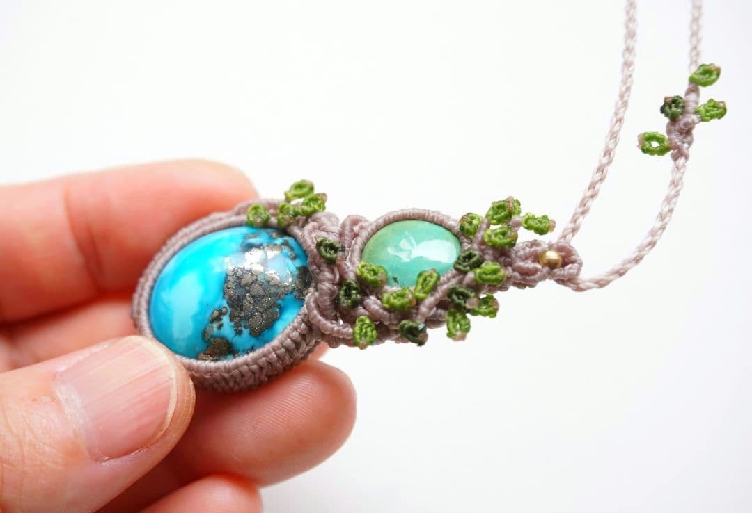 《空と大地の間に》イラン産&チベット産　ターコイズ　マクラメ　ネックレス
