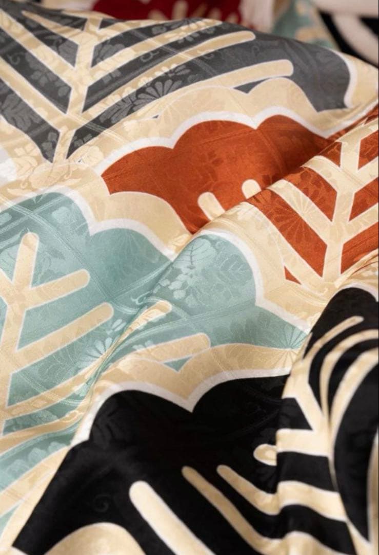 松総柄　個性的な振袖