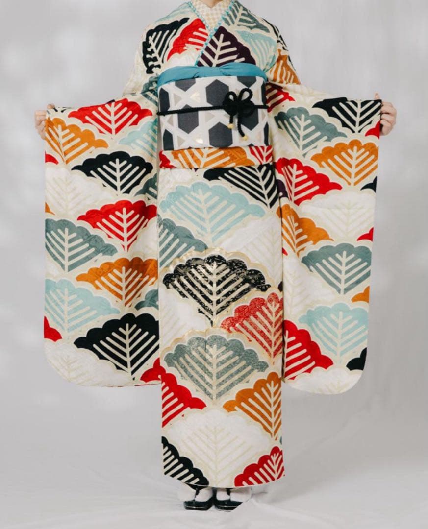 松総柄　個性的な振袖