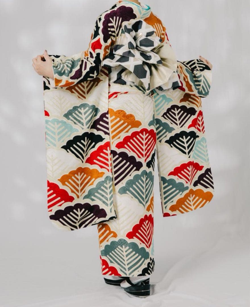 松総柄　個性的な振袖