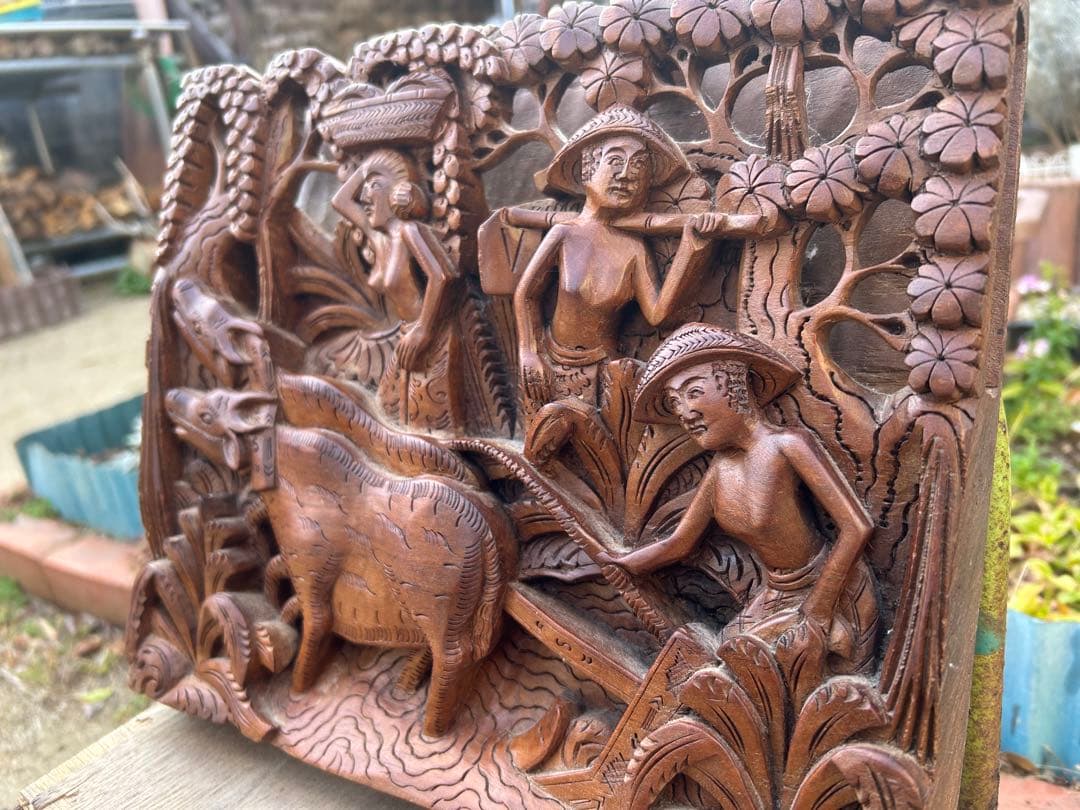 バリ島　木製彫刻 農村風景 約30cm x 20cm