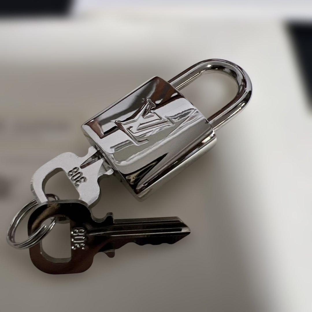 Louis Vuitton シルバー南京錠