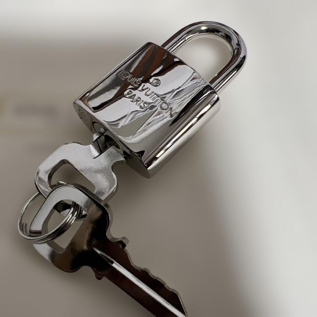 Louis Vuitton シルバー南京錠