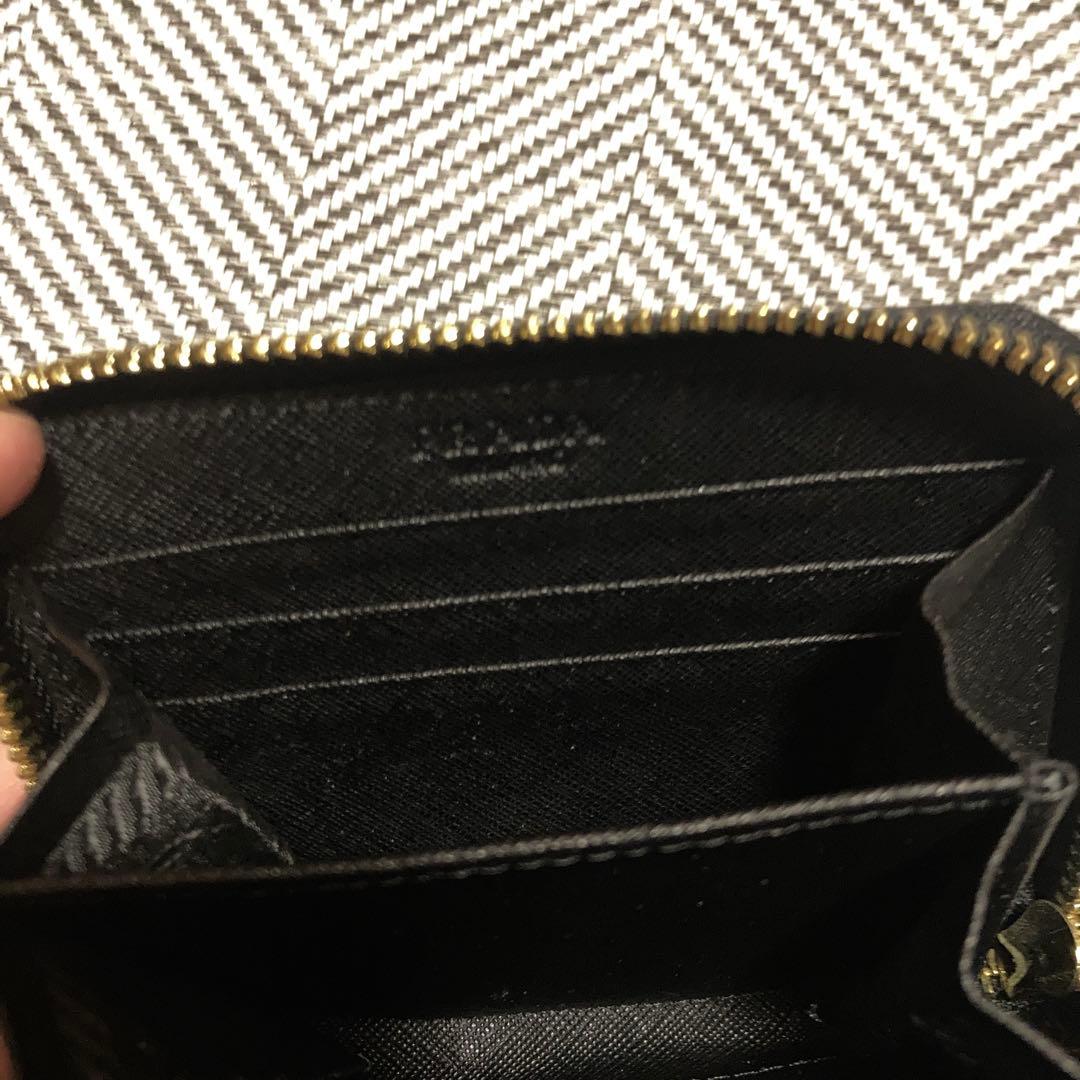 プラダ財布