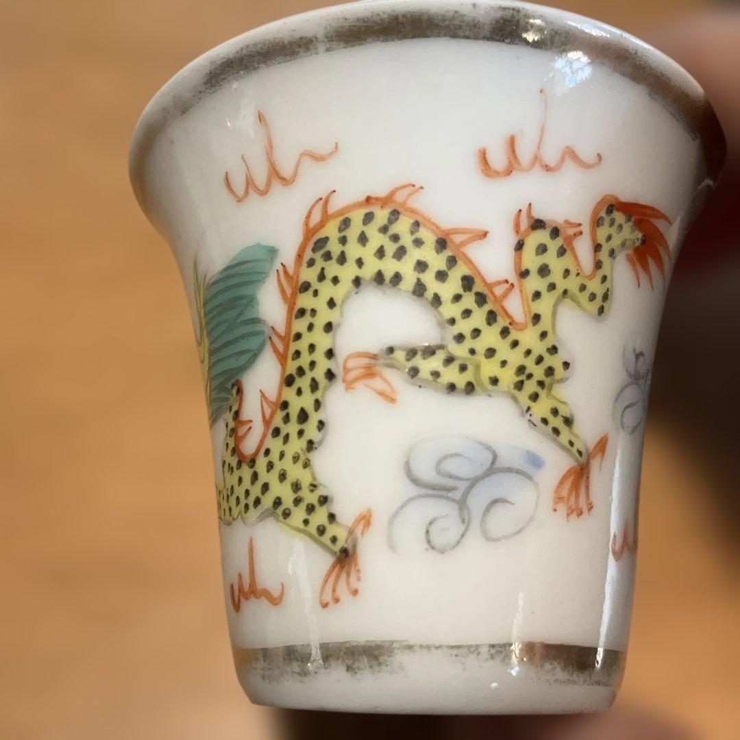 ドラゴンと鳥の絵柄の陶器カップ