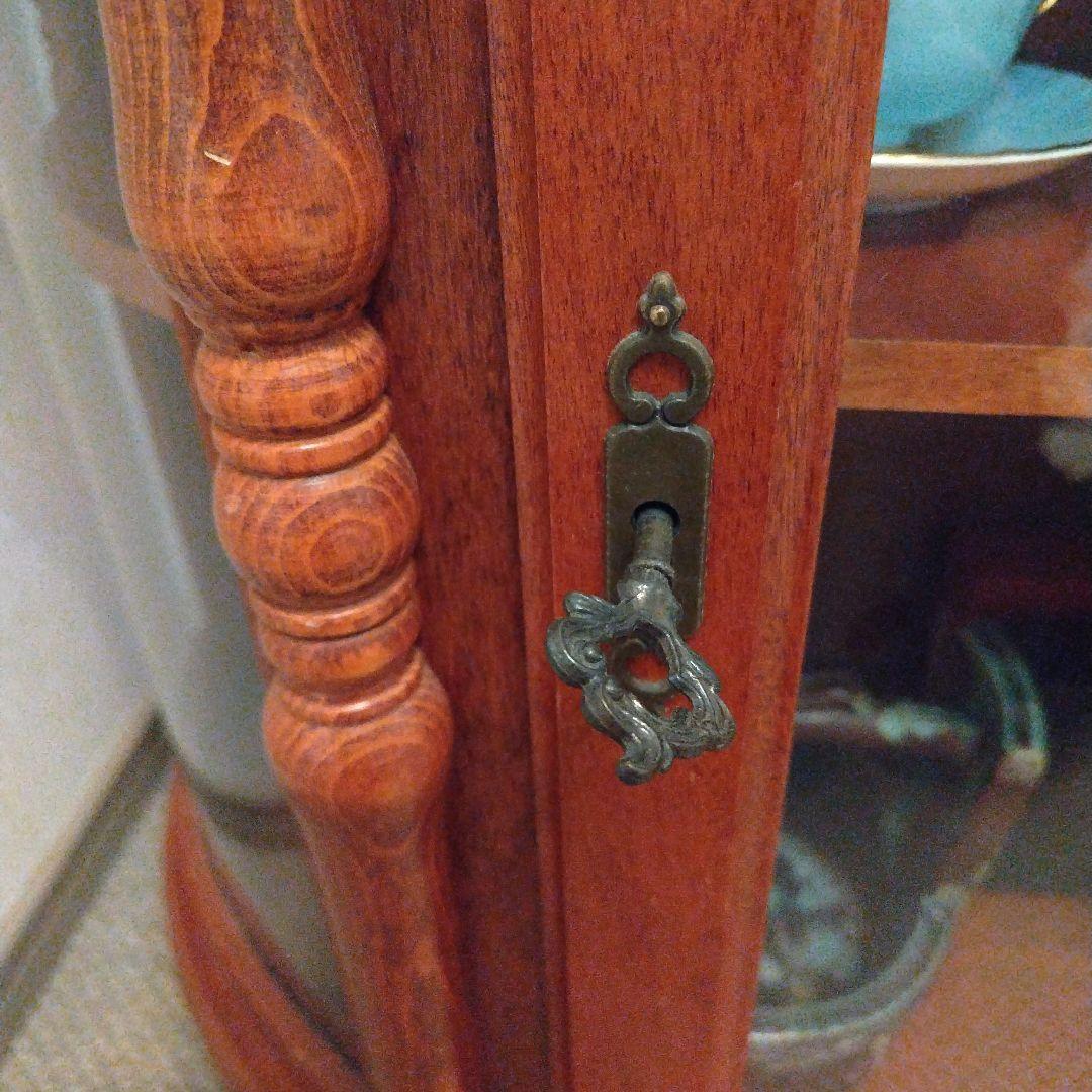 木製キャビネット、サイドボード　 鍵付き 2段棚　送料込み