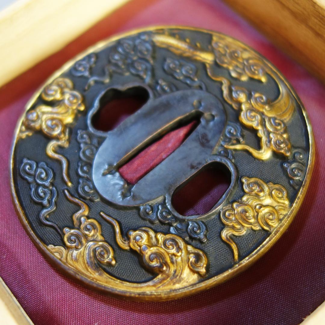 【 赤銅魚子地 高肉彫 鍍金 雲龍図鍔 】(鍔箱・布団付) 鍔 鐔 刀装具 武具