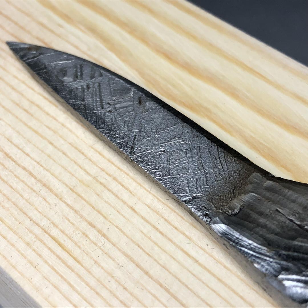 アルタイ隕石　 鉄隕石　メテオライト　模造刀　重さ約152ｇ 共箱