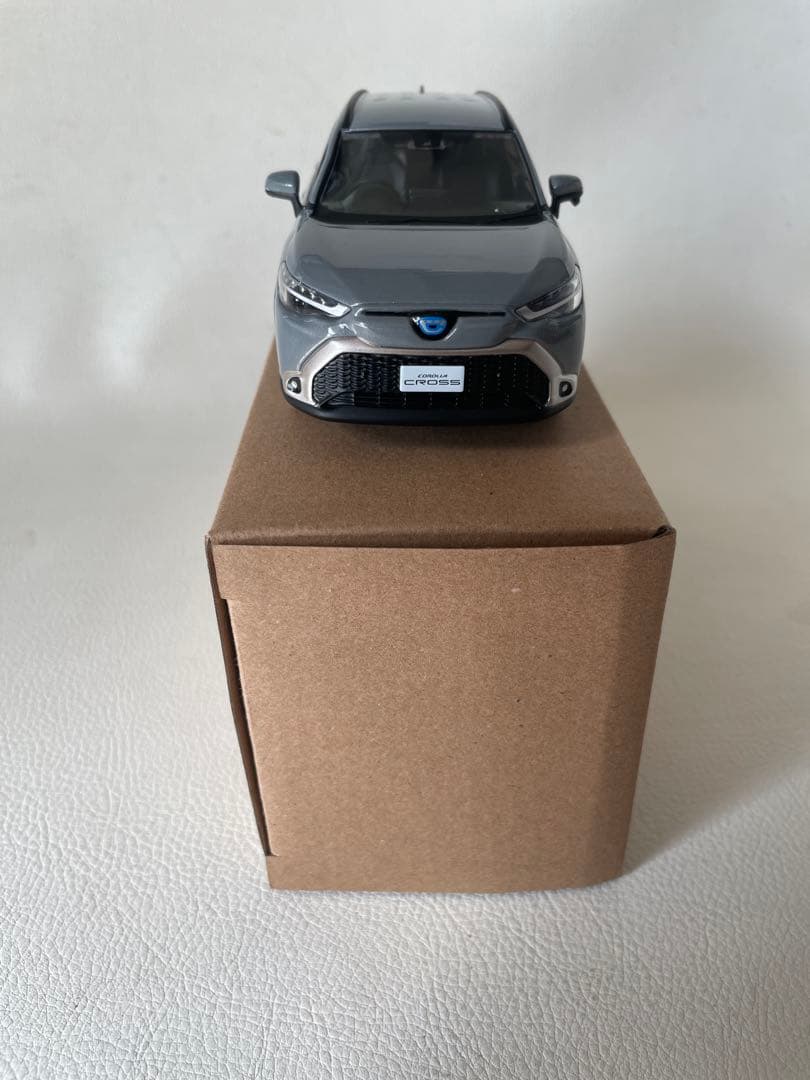 トヨタ カローラ クロス 色見本 ミニカー ② 1H5 セメントグレーメタリック
