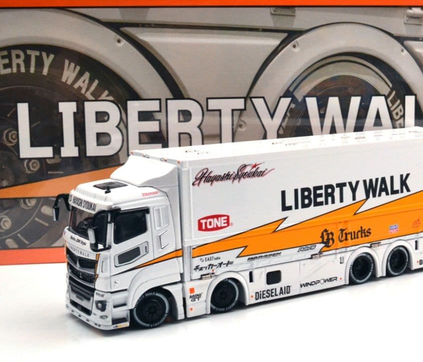 リバティウォーク・LBトラックスミツビシフソースーパーグレートトランスポーター