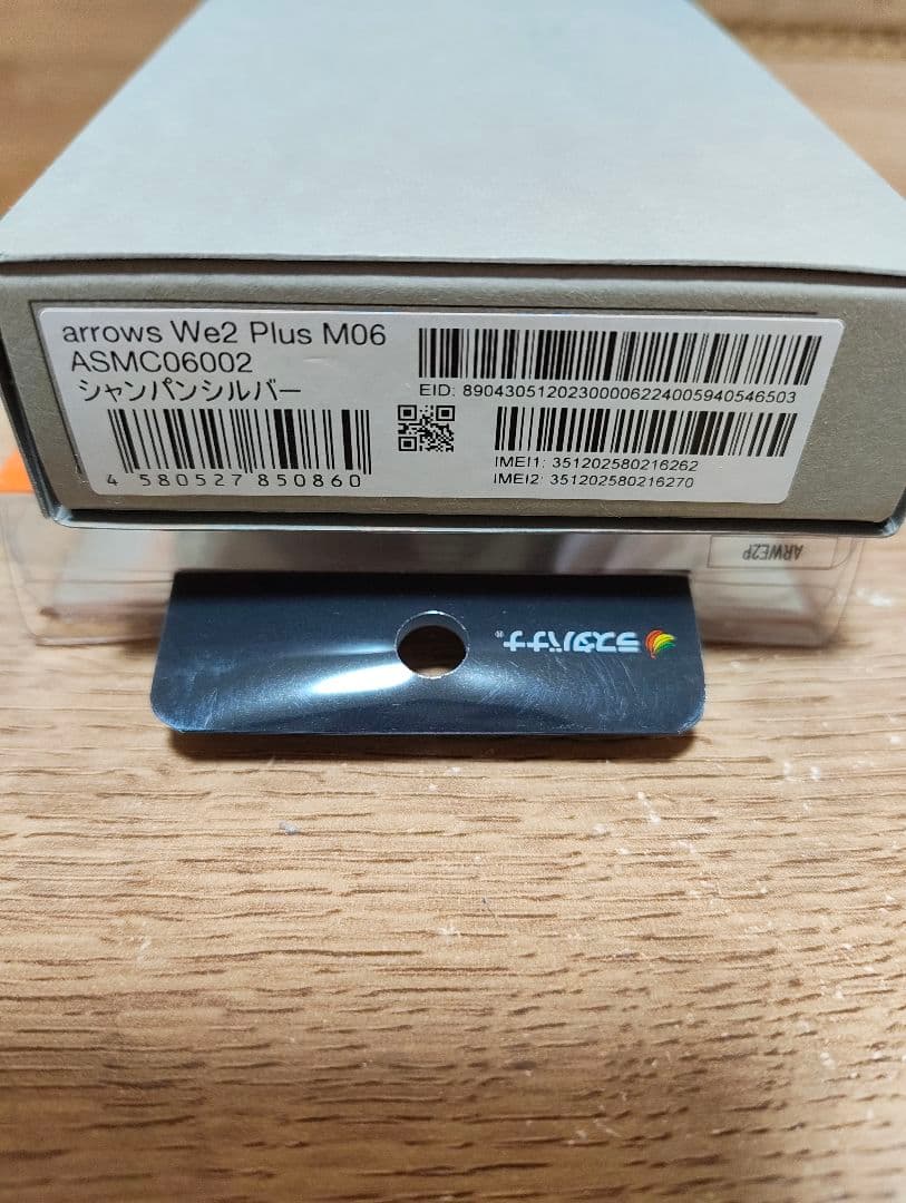 美品おまけ付き！ arrows We2 Plus M06 シャンパンシルバー
