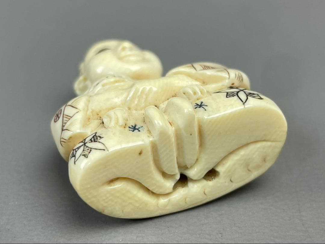 カバ牙製 根付 犬を抱く唐子 提物 骨董品 古美術 置物 天然素材