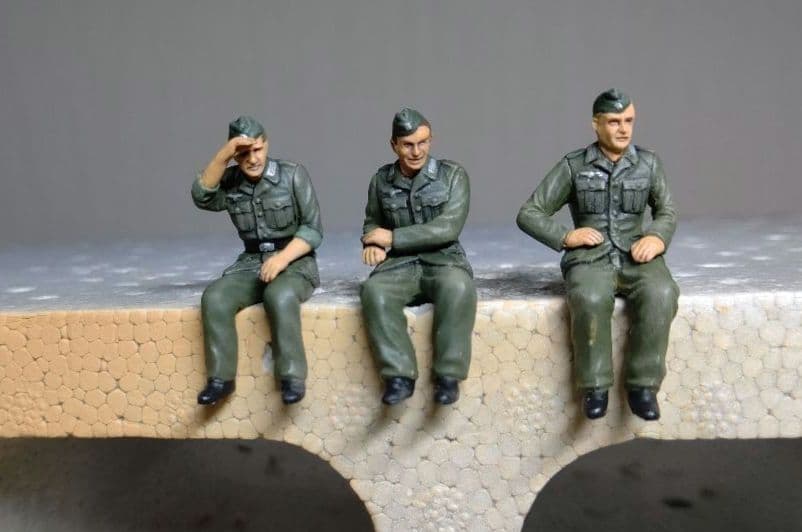 タミヤ模型 完成品 1/35 ドイツ18トン重ハーフトラック ドイツ兵9体付き