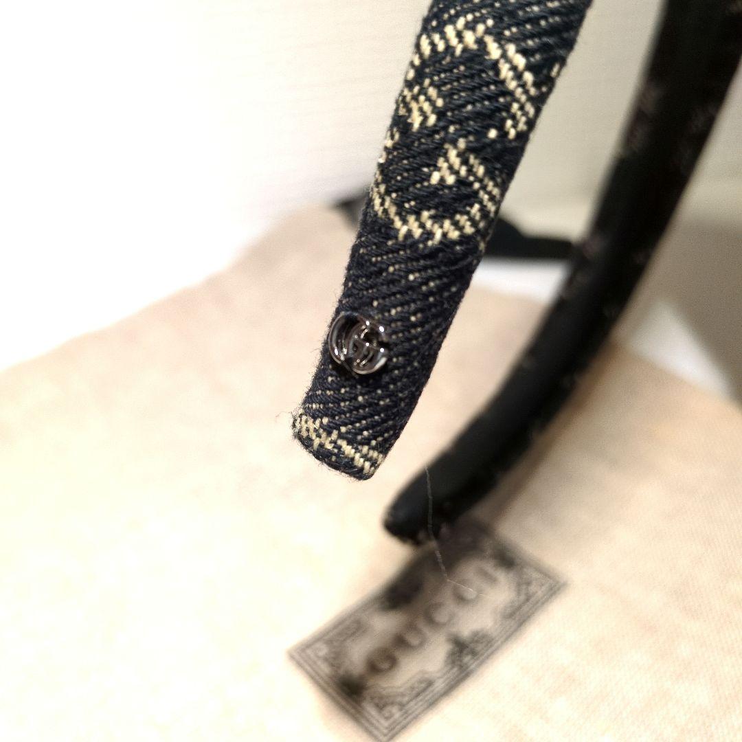 GUCCI デニム風ヘアバンド ロゴ入り