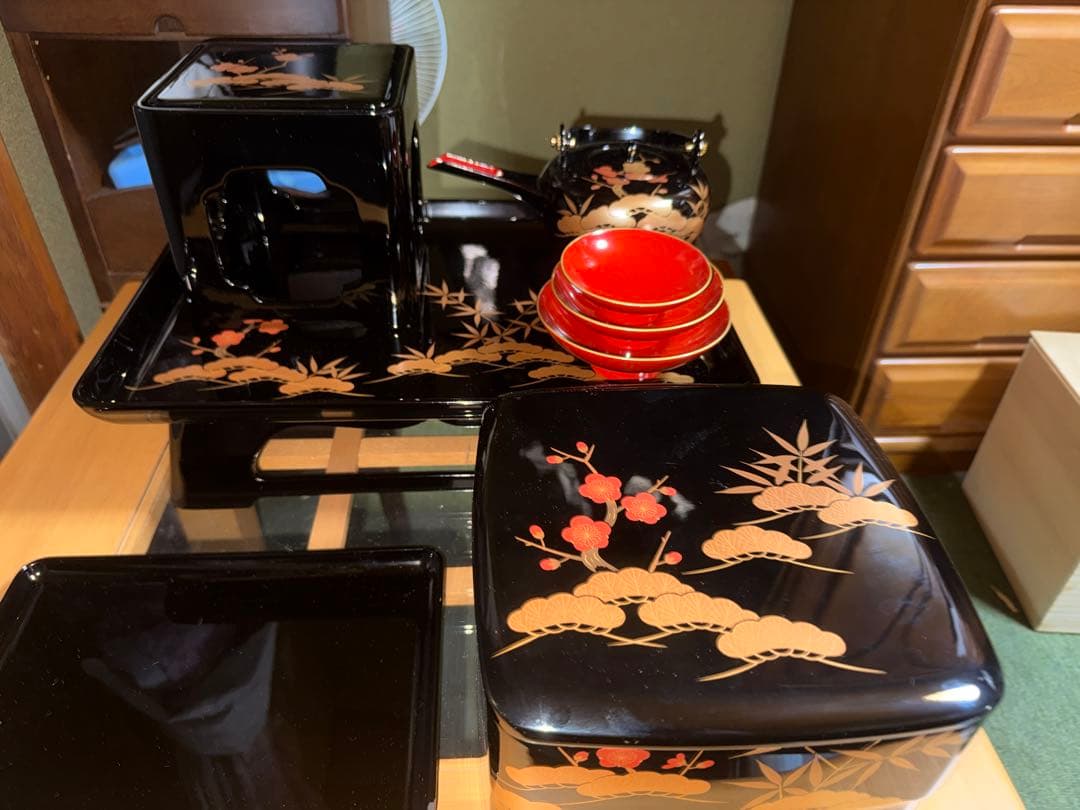 漆器セット 黒と赤 竹と花のデザイン