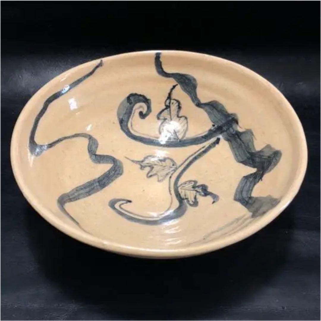 古美術◼️蔵から見事な殴り書きされたツル植物の抹茶茶碗が出てきた。茶道具、花道具