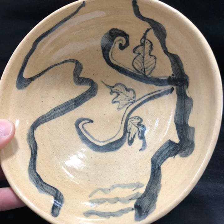 古美術◼️蔵から見事な殴り書きされたツル植物の抹茶茶碗が出てきた。茶道具、花道具