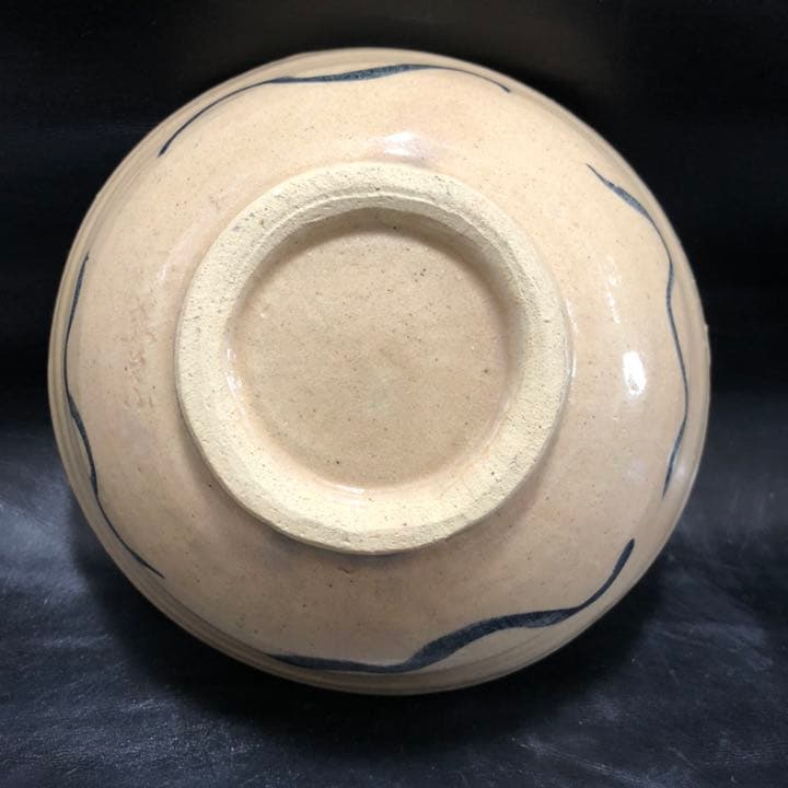 古美術◼️蔵から見事な殴り書きされたツル植物の抹茶茶碗が出てきた。茶道具、花道具