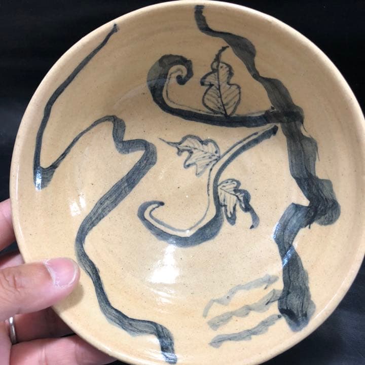 古美術◼️蔵から見事な殴り書きされたツル植物の抹茶茶碗が出てきた。茶道具、花道具