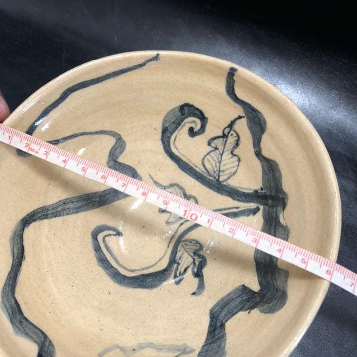 古美術◼️蔵から見事な殴り書きされたツル植物の抹茶茶碗が出てきた。茶道具、花道具