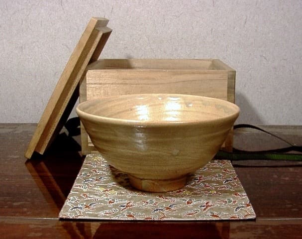 酒津焼　武者小路千家 有隣斎宗匠　書付 銘・女郎花　茶碗　無傷　共箱　保証。