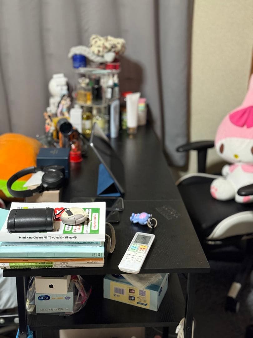 シンプルな黒のデスク オープンシェルフ付き