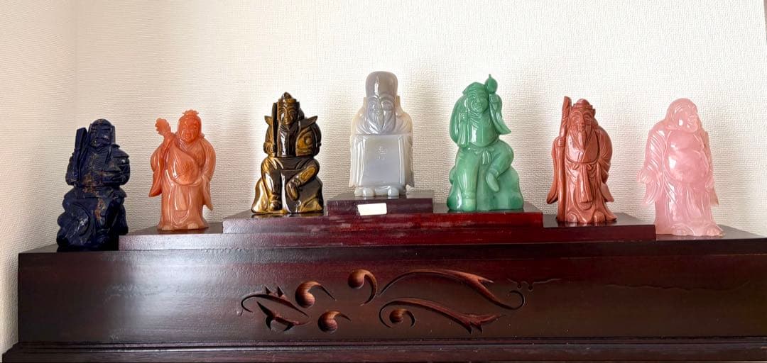 #七福神 天然石彫刻像 7体セット 木製台付き