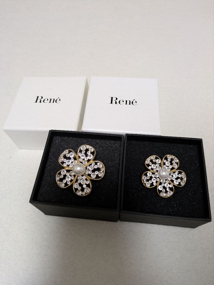 René 花モチーフ ブローチ 2個セット