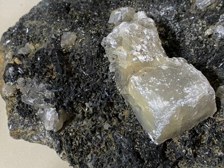 骨水晶　bone quartz  緑簾石　661g