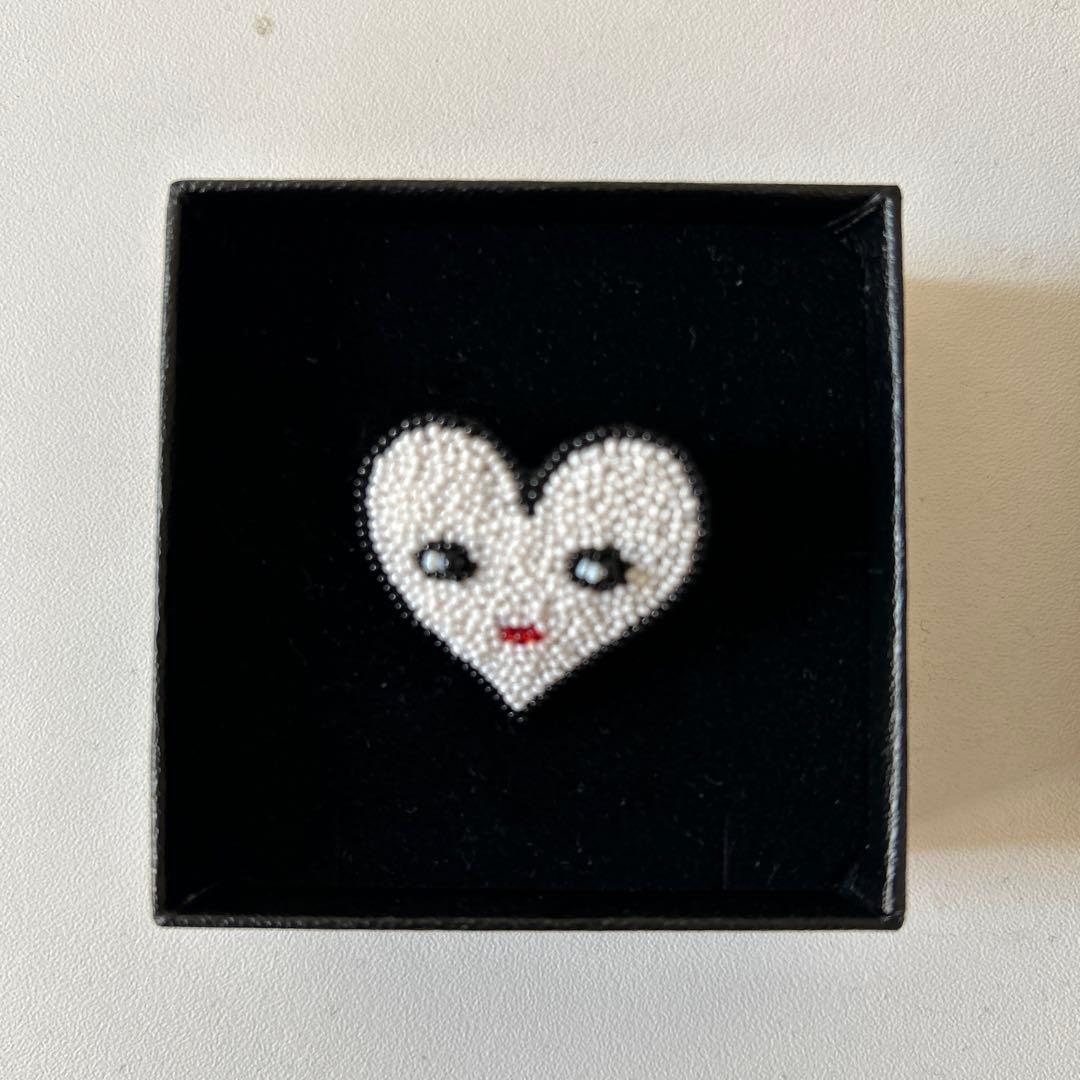 小林モーコ　ハート型ビーズブローチ