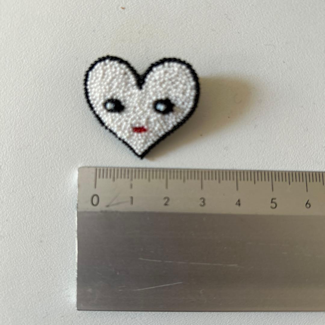 小林モーコ　ハート型ビーズブローチ