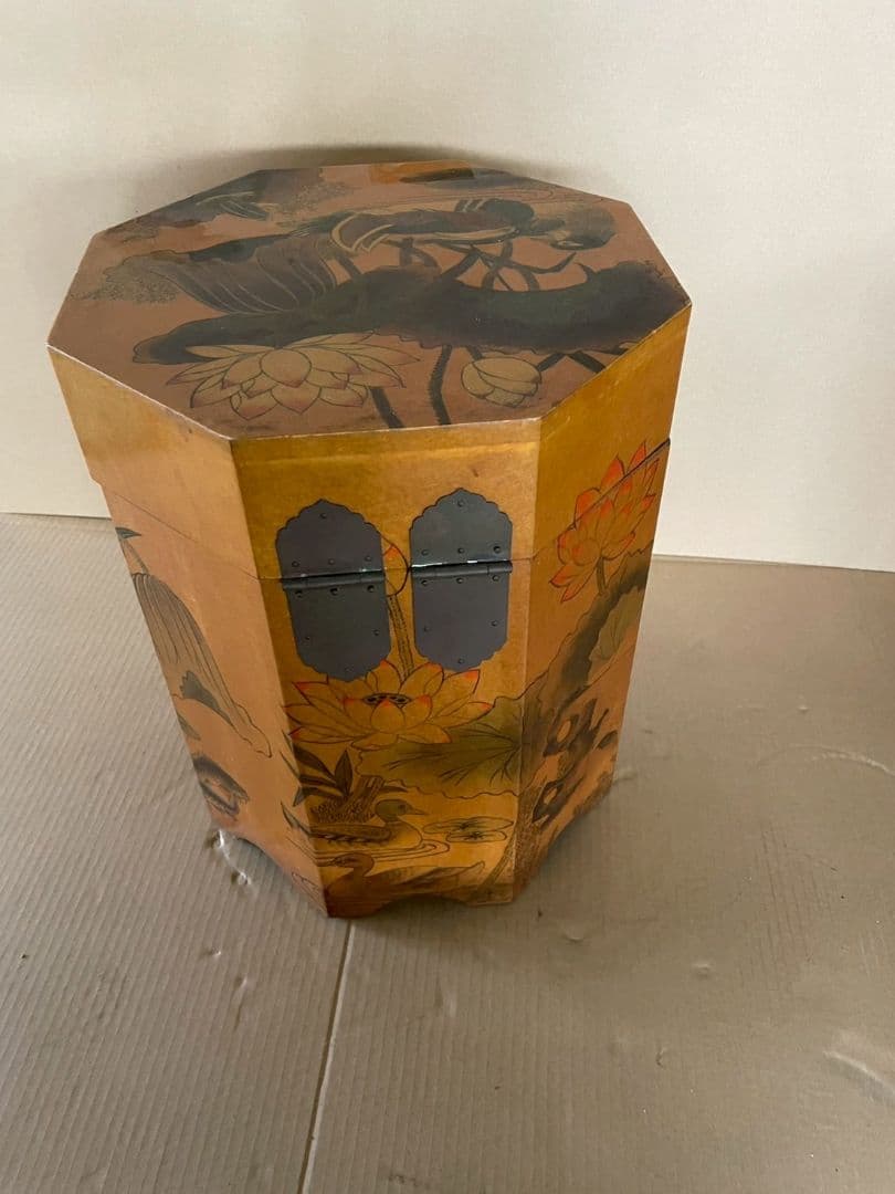 八角形の花柄漆塗り箱