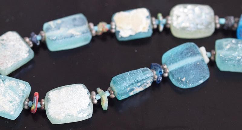 奇麗に銀化したフラット・ローマン・ガラス・ビーズとモザイク・ビーズ片の一連