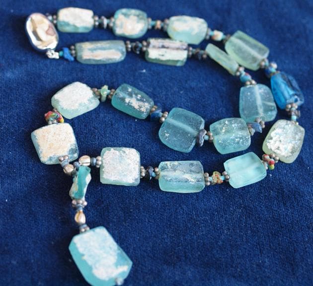 奇麗に銀化したフラット・ローマン・ガラス・ビーズとモザイク・ビーズ片の一連