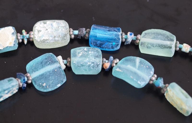 奇麗に銀化したフラット・ローマン・ガラス・ビーズとモザイク・ビーズ片の一連