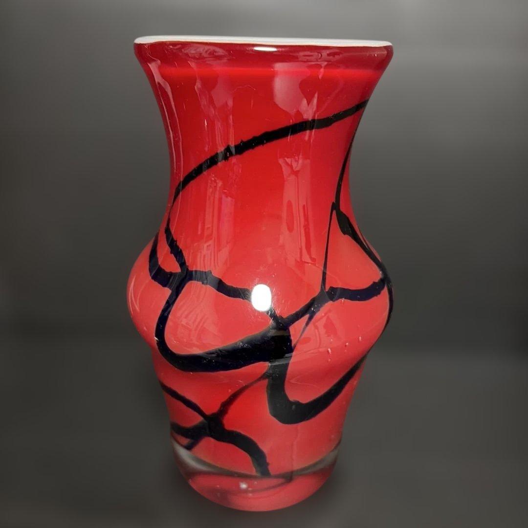 カメオ溶岩赤いガラス花瓶 黒い線装飾