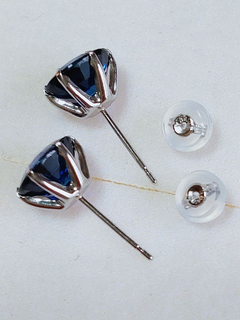新入荷 未使用品 pt900 大粒天然ブルーサファイア ピアス
