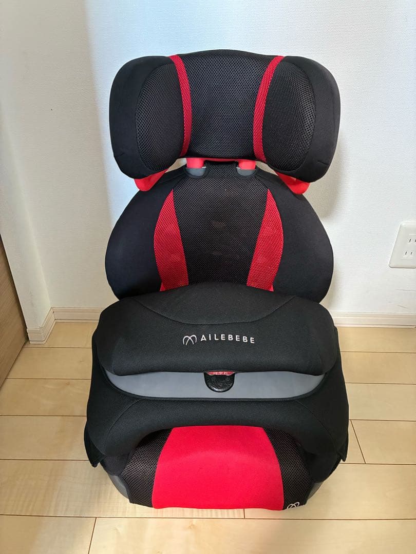 AILEBEBE ジュニアシート 黒/赤。